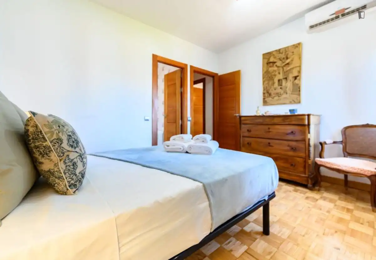 Dormitori de Apartament de lloguer en Madrid amb Aire condicionat, Moblat i Forn