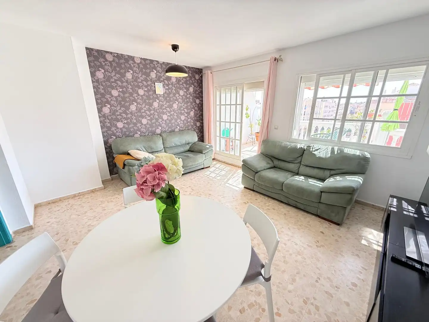Sala de estar de Ático de alquiler en Rincón de la Victoria con Aire acondicionado, Terraza y Amueblado