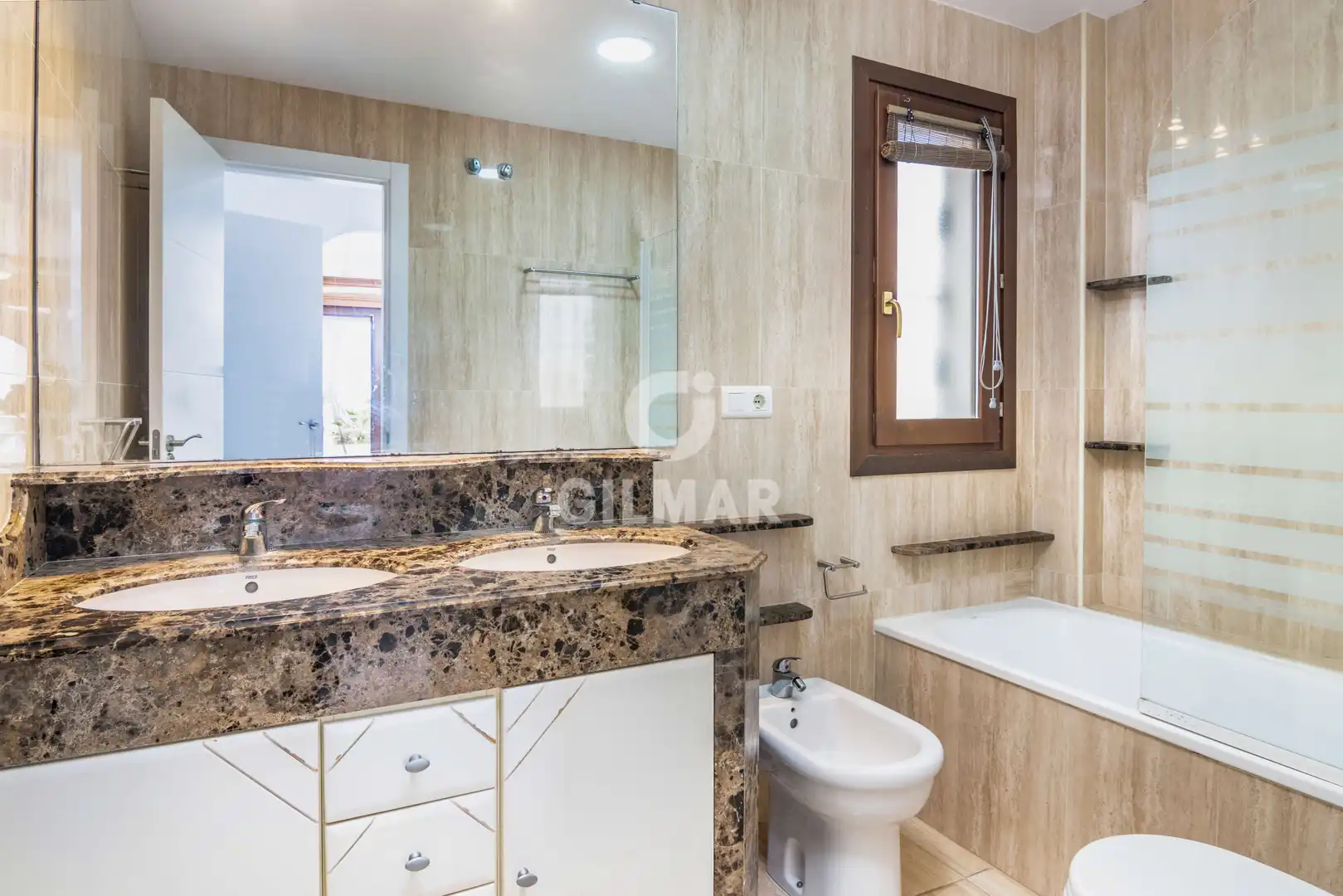 Badezimmer von Einfamilien-Reihenhaus zum Verkauf in Manilva mit Heizung, Privatgarten und Schwimmbad