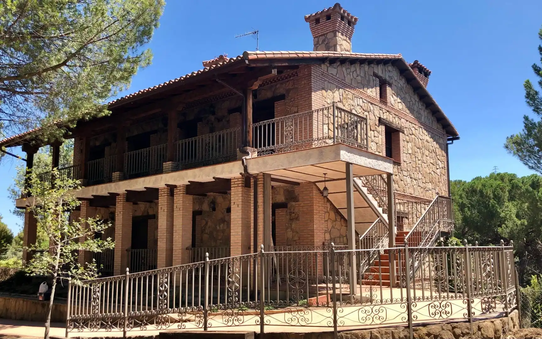 Vista exterior de Finca rústica en venda en El Tiemblo  amb Calefacció, Jardí privat i Terrassa