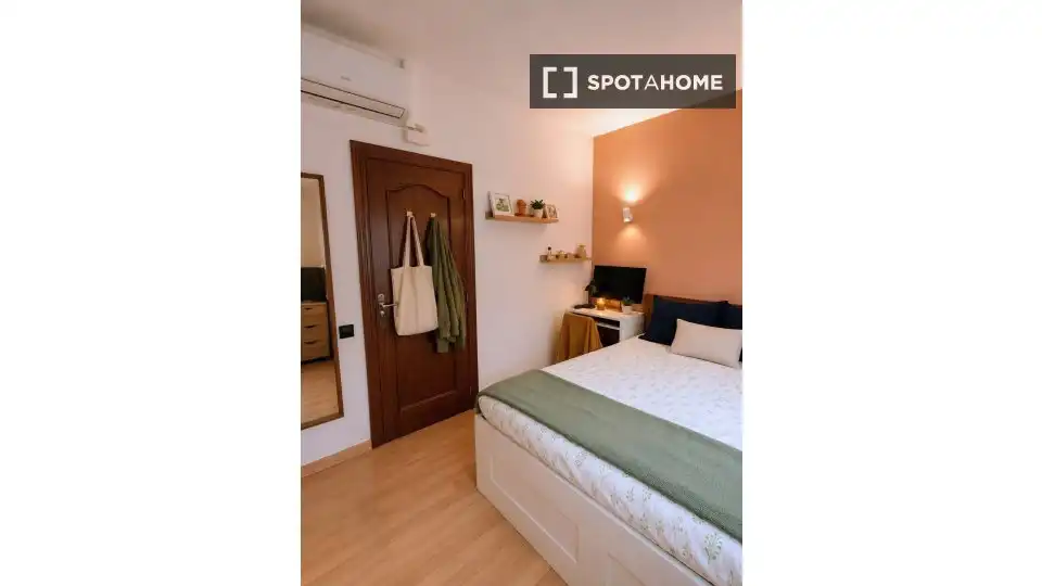 Bedroom of Flat for share in Eixample