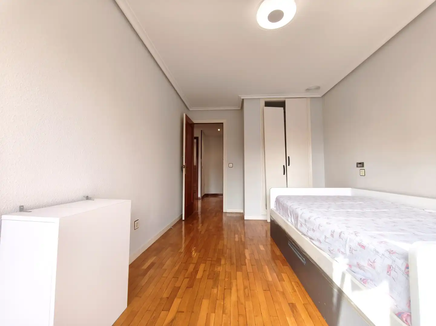 Dormitori de Casa o xalet en venda en  Logroño amb Calefacció, Jardí privat i Parquet