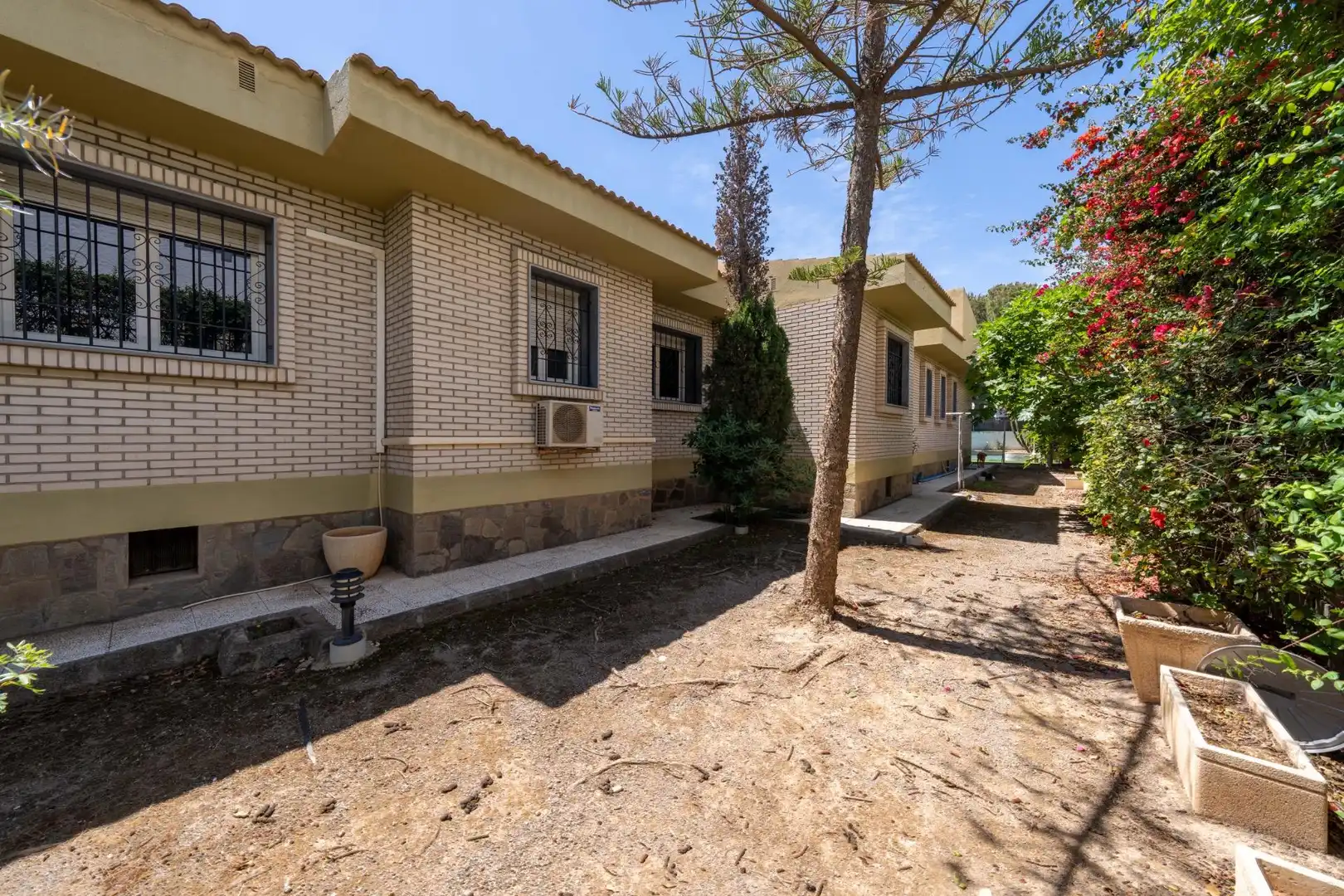 Vista exterior de Casa o chalet en venta en Roquetas de Mar con Aire acondicionado, Jardín privado y Parquet