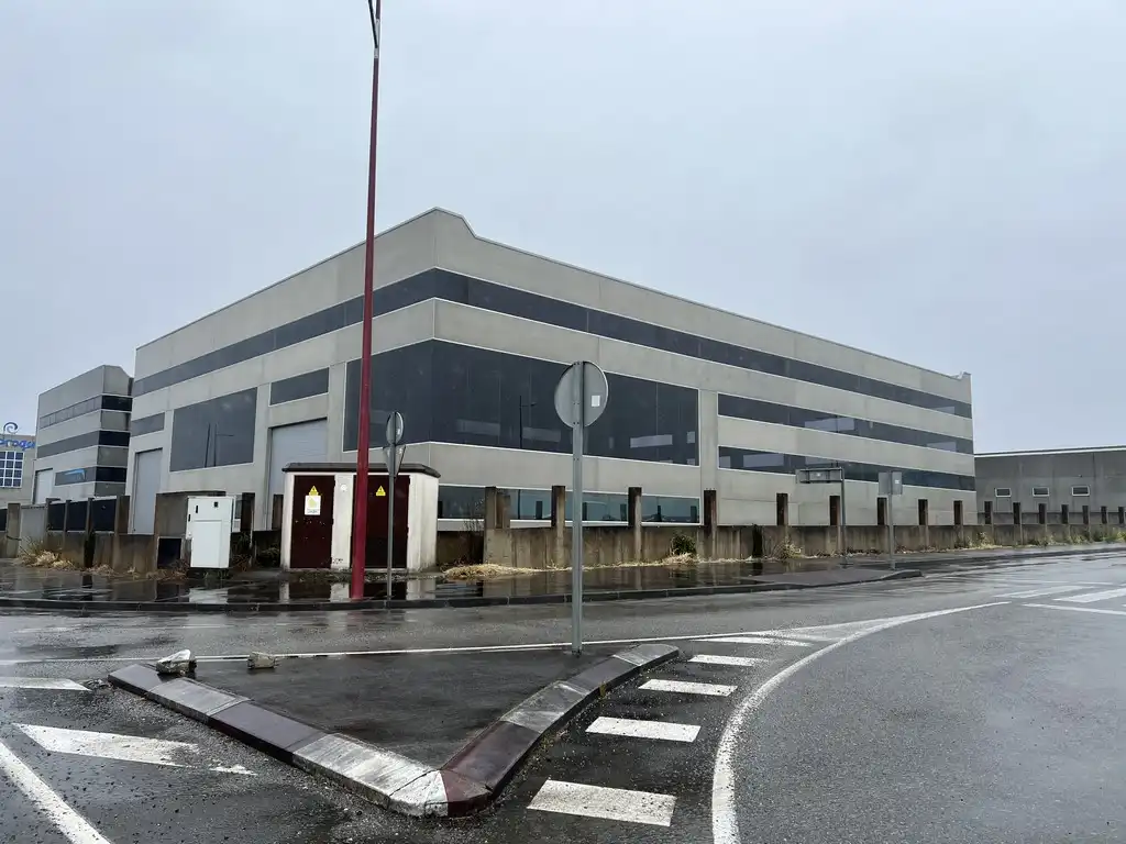 Vista exterior de Nau industrial de lloguer en Carballo