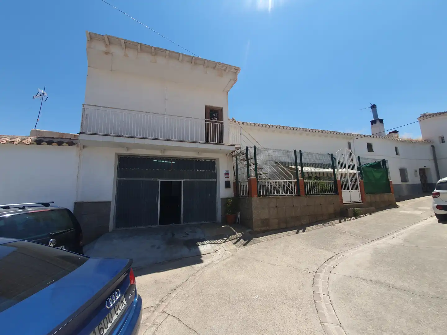 Vista exterior de Casa o xalet en venda en Guadix amb Terrassa, Traster i Moblat