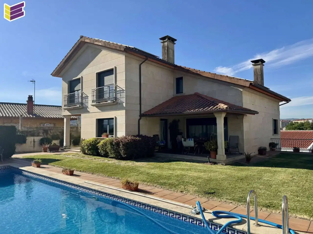 Vista exterior de Casa o xalet en venda en O Porriño   amb Calefacció, Jardí privat i Parquet