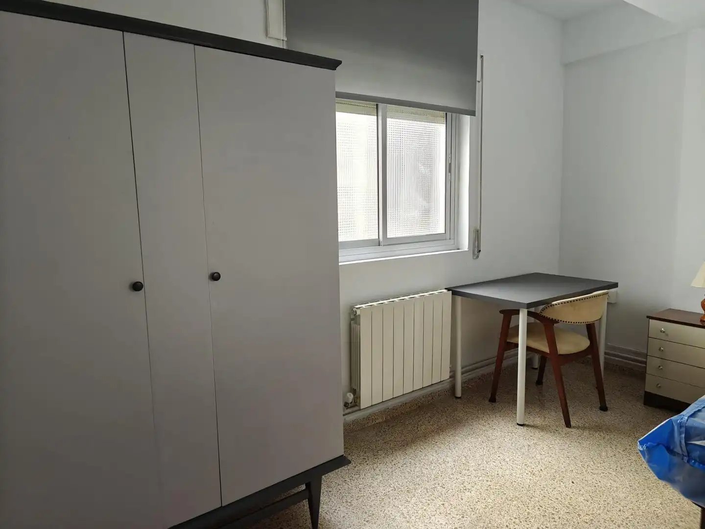 Habitación de Piso para compartir en Granada con Calefacción, Amueblado y Balcón