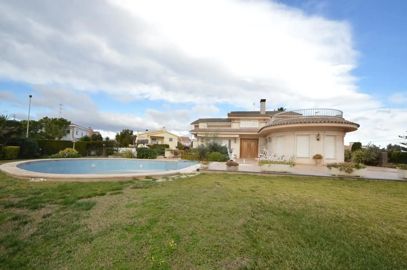 Vista exterior de Casa o xalet en venda en Vinaròs amb Aire condicionat, Jardí privat i Terrassa