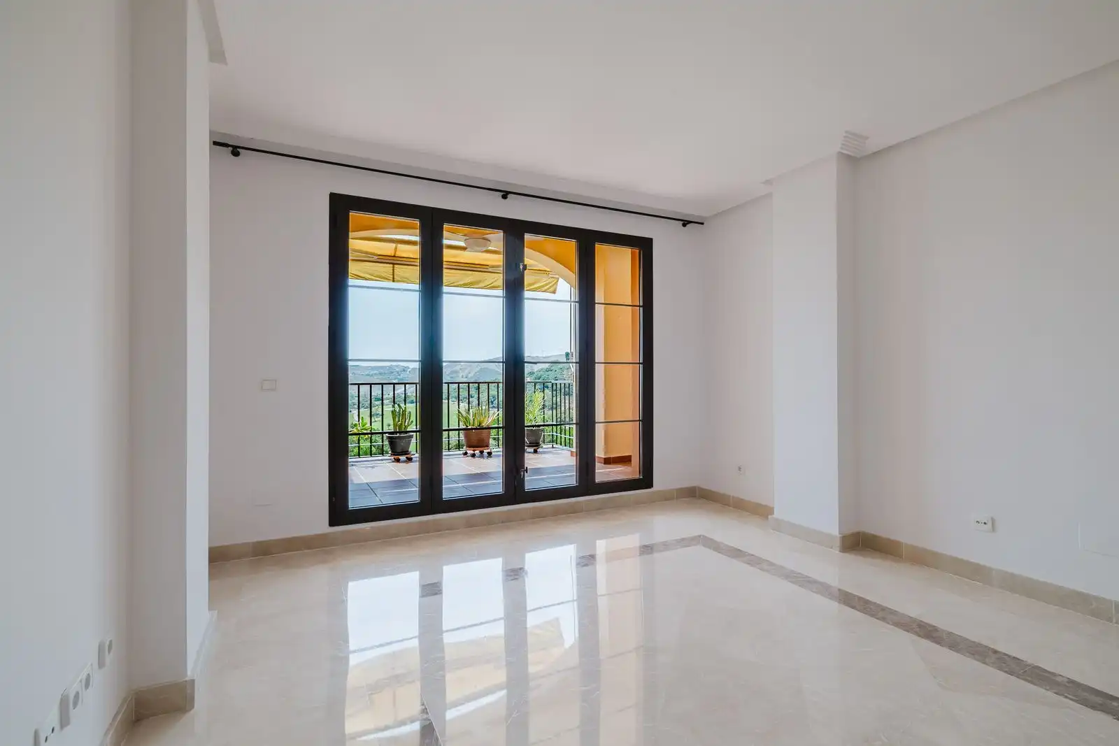 Flat for sale in Benahavís  with Air Conditioner, Terrace and Alarm