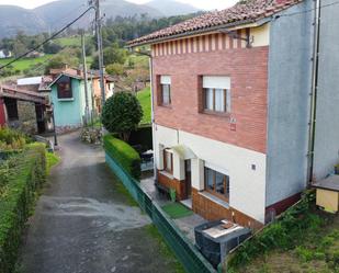 Vista exterior de Casa o xalet en venda en Piloña amb Calefacció, Jardí privat i Alarma