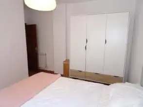 Schlafzimmer von Wohnung zur Miete in Gijón  mit Heizung, Parkett und Möbliert