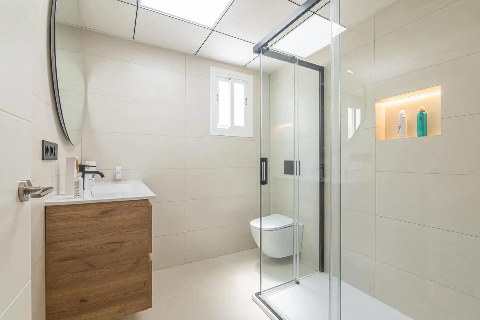 Badezimmer von Dachboden zum Verkauf in Santa Pola mit Klimaanlage