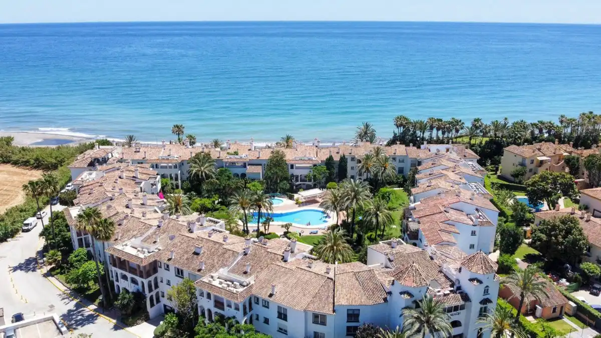 Vista exterior de Apartament en venda en Estepona amb Aire condicionat, Jardí privat i Terrassa