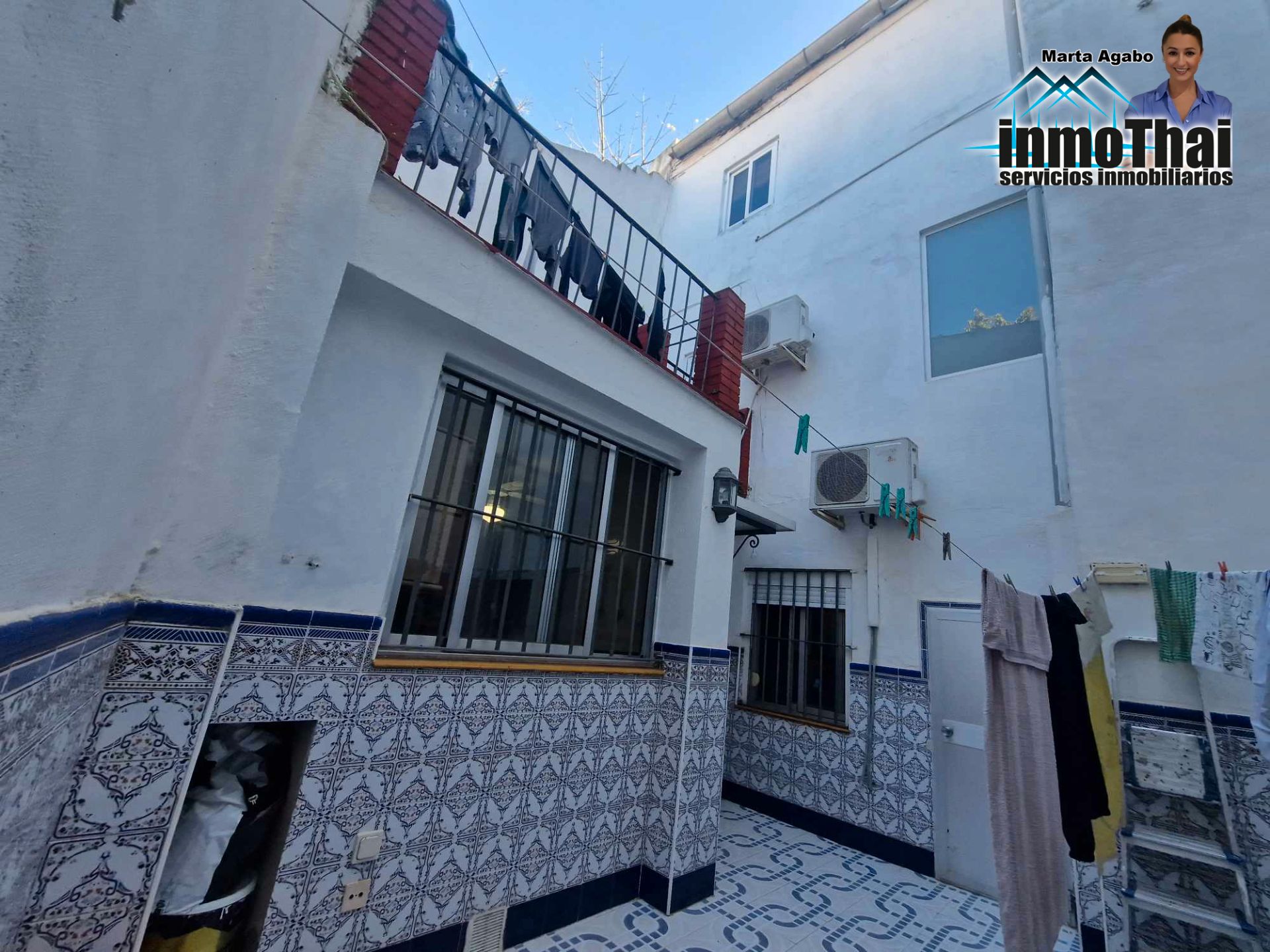 Vista exterior de Casa adosada en venda en Jerez de la Frontera amb Aire condicionat, Terrassa i Balcó