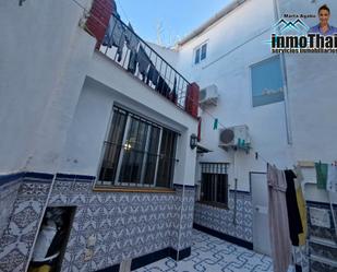 Vista exterior de Casa adosada en venda en Jerez de la Frontera amb Aire condicionat, Terrassa i Balcó