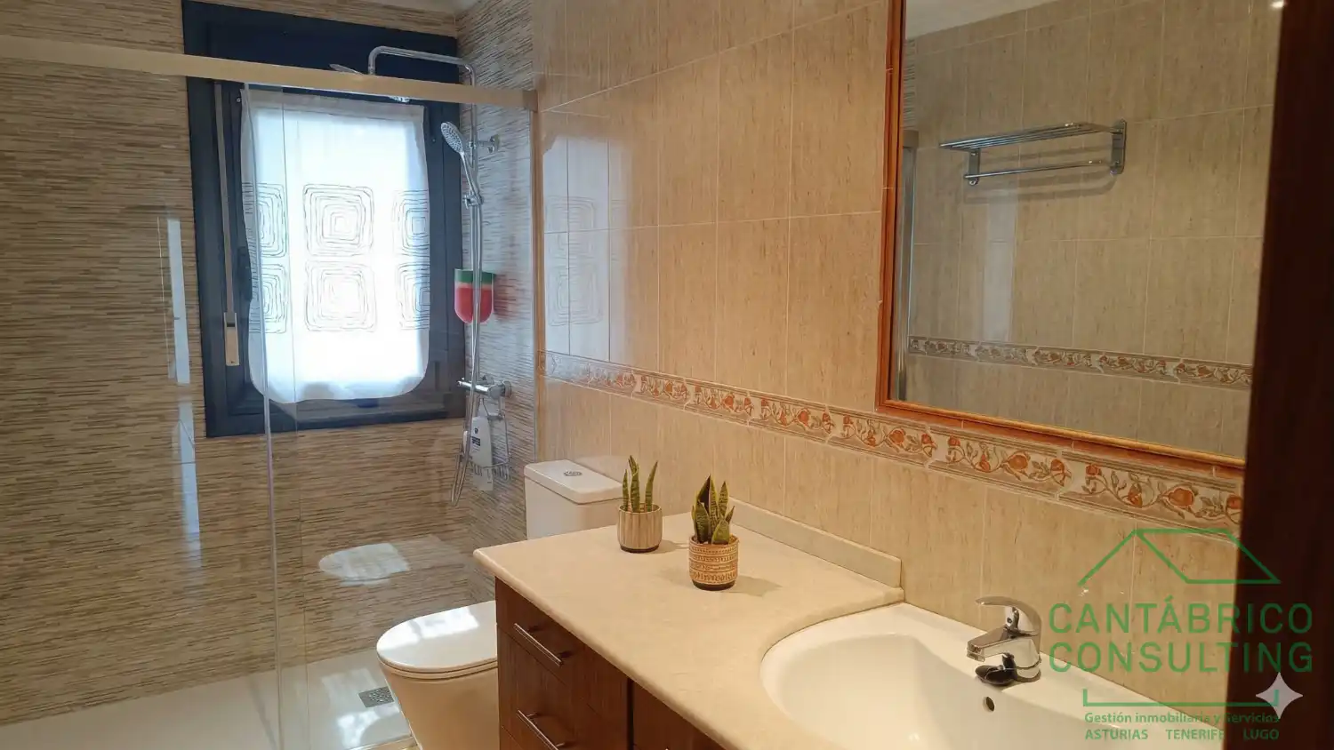 Badezimmer von Wohnung zum Verkauf in Navia mit Heizung, Parkett und Terrasse