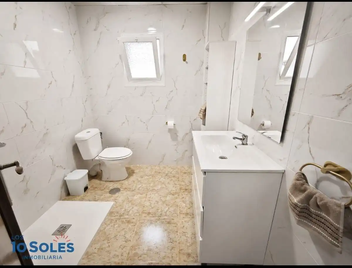 Baño de Apartamento de alquiler en Orihuela con Amueblado