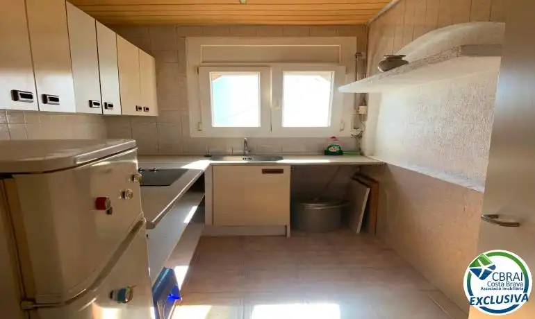 Cuina de Casa adosada en venda en Empuriabrava amb Traster i Moblat