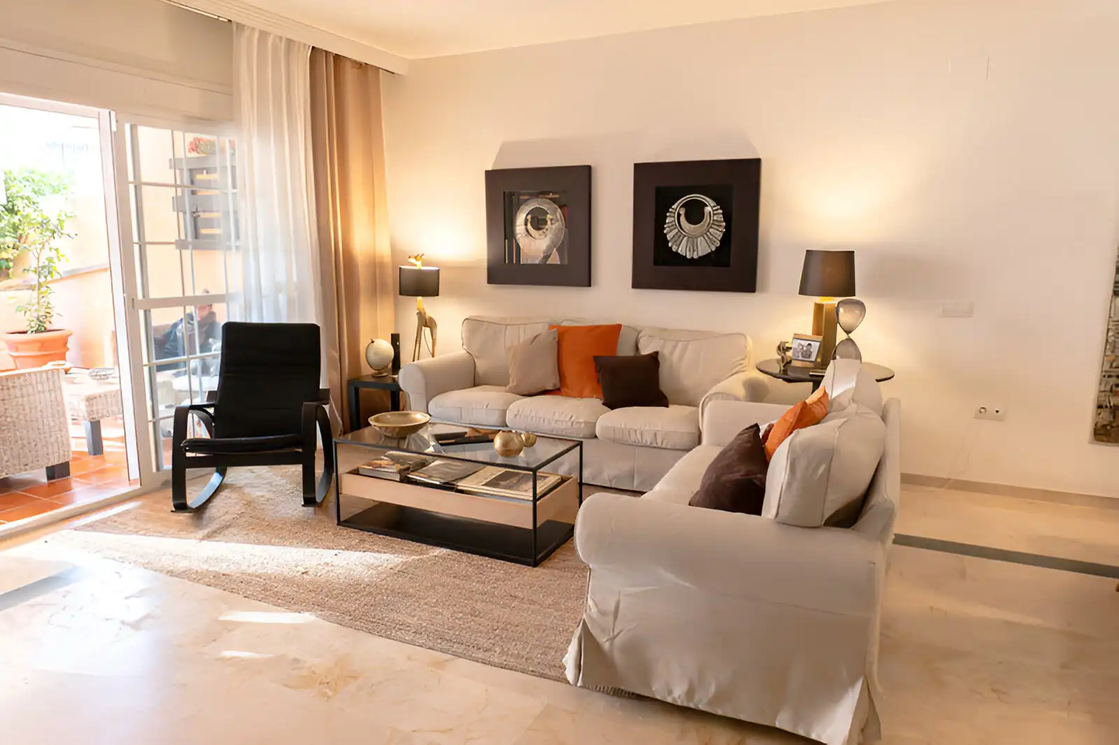 Sala de estar de Casa adosada en venta en Marbella con Aire acondicionado, Terraza y Piscina