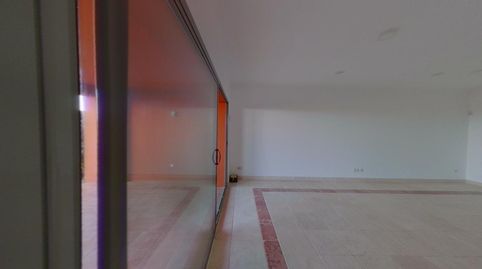 Foto 3 de Piso en venta en C/ Pico Alcazaba, Benatalaya, Estepona