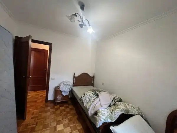 Dormitori de Pis en venda en Vigo  amb Calefacció, Parquet i Terrassa