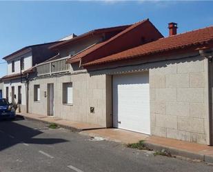 Vista exterior de Casa o xalet en venda en Vilagarcía de Arousa amb Jardí privat, Terrassa i Traster