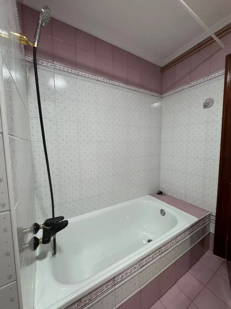 Bathroom of Flat for rent in Gijón   with Heating and Parquet flooring