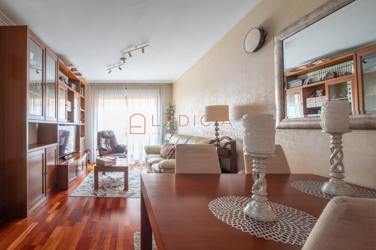 Living room of Flat for sale in Pontevedra Capital   with Heating, Parquet flooring and Storage room