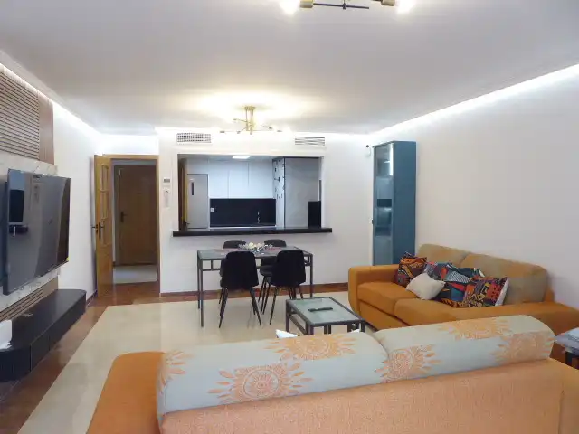 Sala d'estar de Pis de lloguer en Benalmádena amb Aire condicionat, Terrassa i Moblat