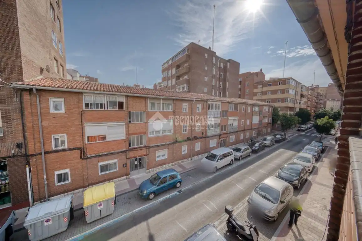 Vista exterior de Pis en venda en Valladolid amb Calefacció i Balcó