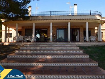 Chalet con piscina en venta en Los Balcones - Los Altos