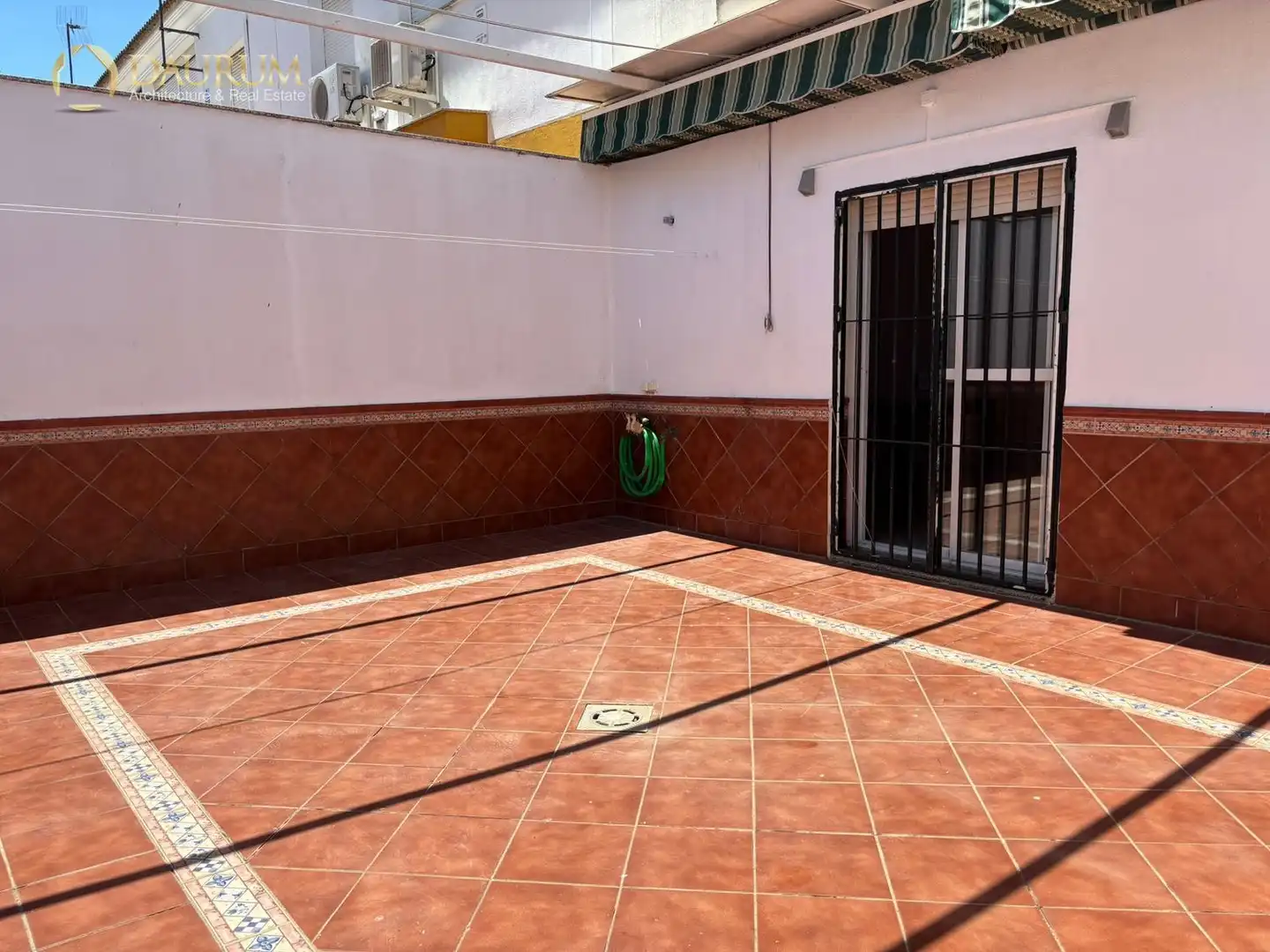 Terrassa de Casa adosada en venda en La Rinconada amb Aire condicionat, Terrassa i Moblat
