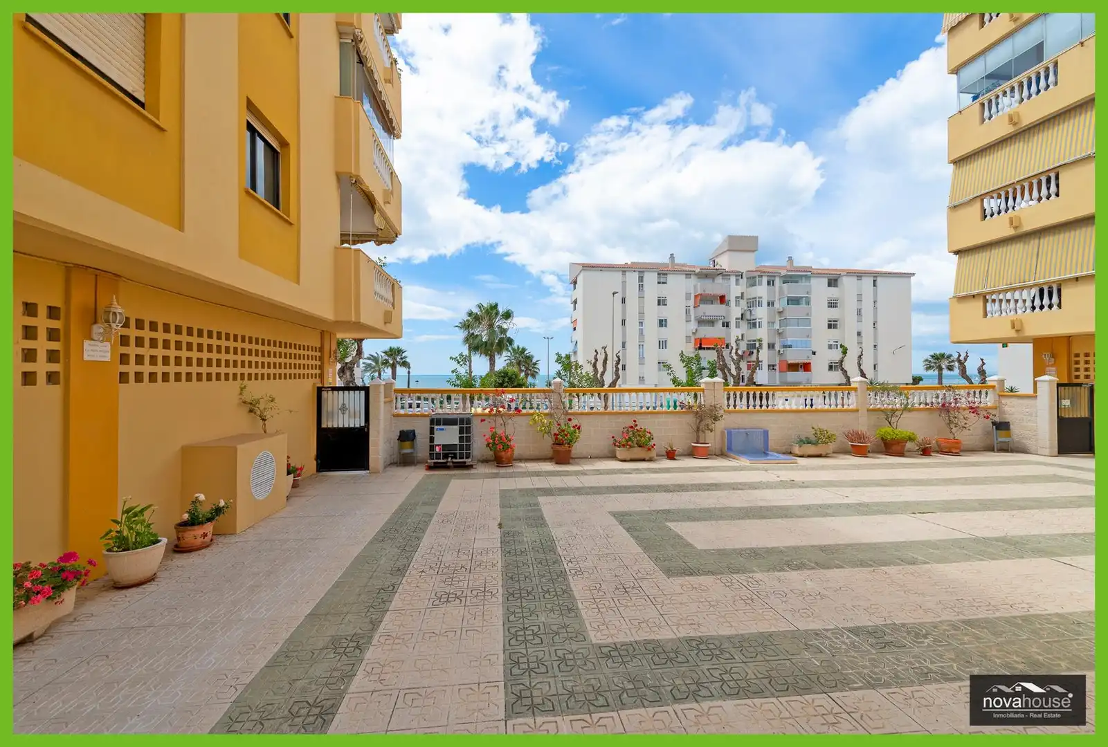 Außenansicht von Wohnung zum Verkauf in Rincón de la Victoria mit Terrasse, Abstellraum und Balkon