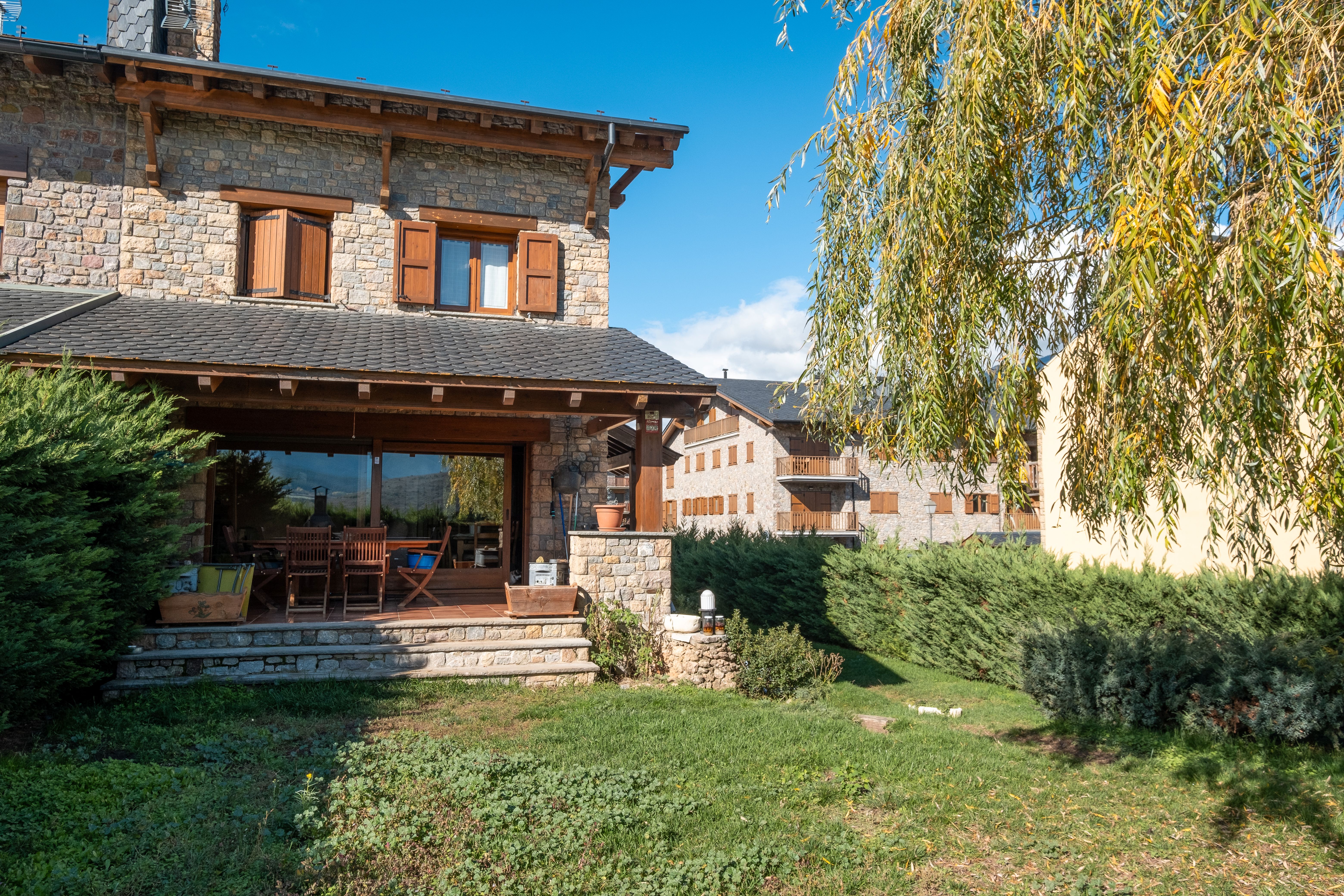Vista exterior de Casa adosada en venda en Bellver de Cerdanya amb Calefacció, Jardí privat i Parquet