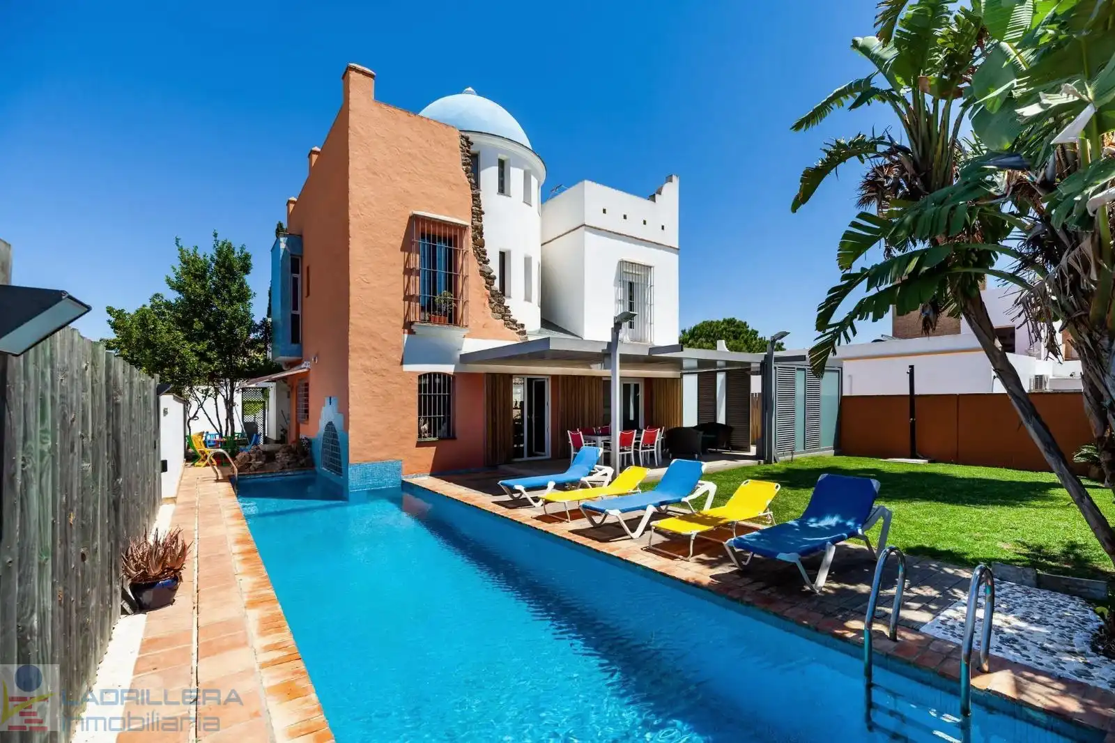 Vista exterior de Casa o chalet en venta en Chiclana de la Frontera con Aire acondicionado, Calefacción y Piscina