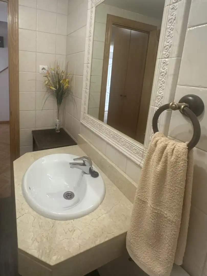 Badezimmer von Einfamilien-Reihenhaus zum Verkauf in Algete mit Klimaanlage, Heizung und Privatgarten