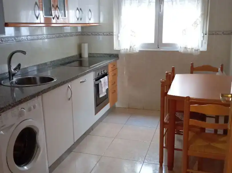 Cuina de Pis de lloguer en La Bañeza  amb Parquet, Moblat i Balcó