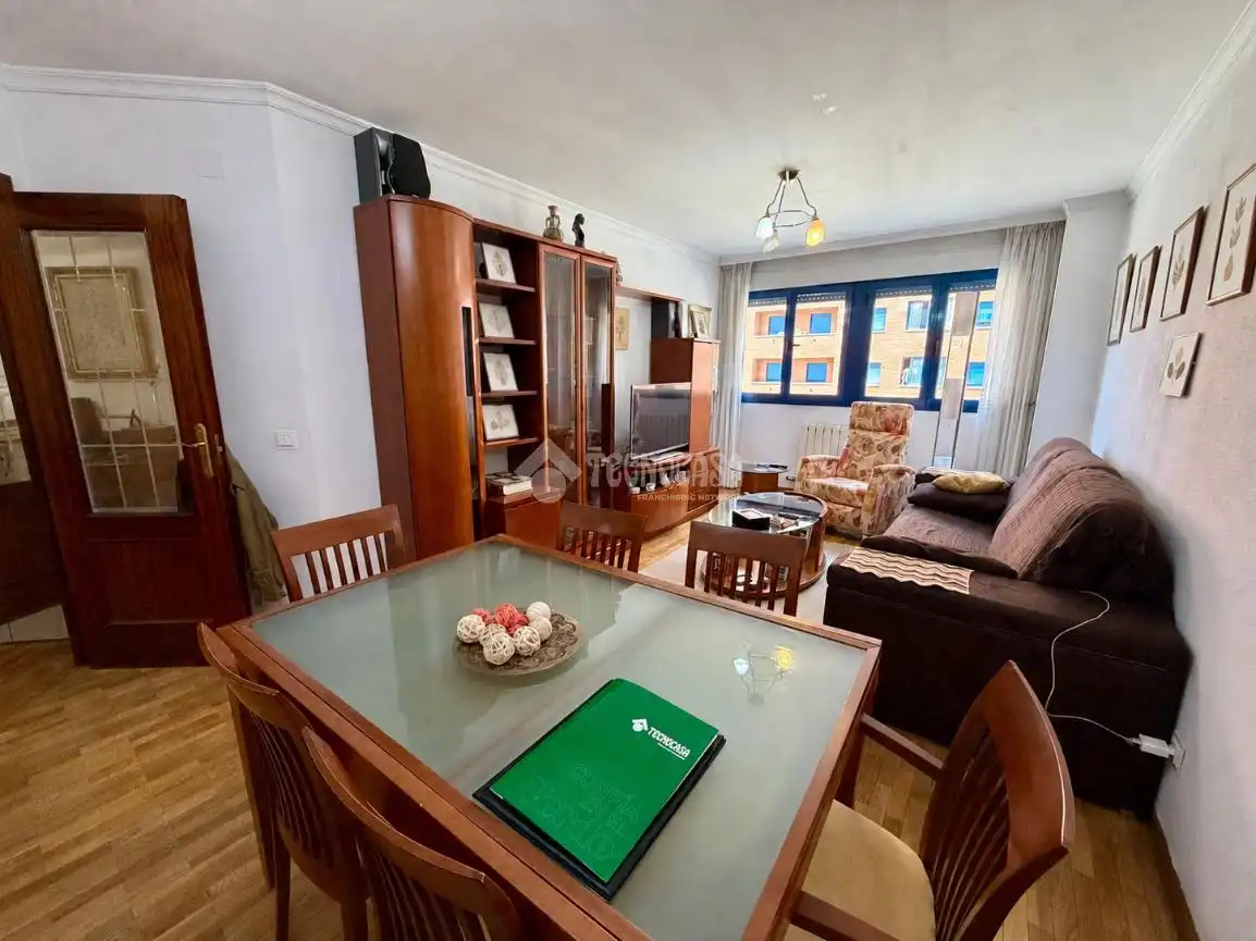 Sala d'estar de Pis en venda en León Capital  amb Calefacció, Parquet i Terrassa