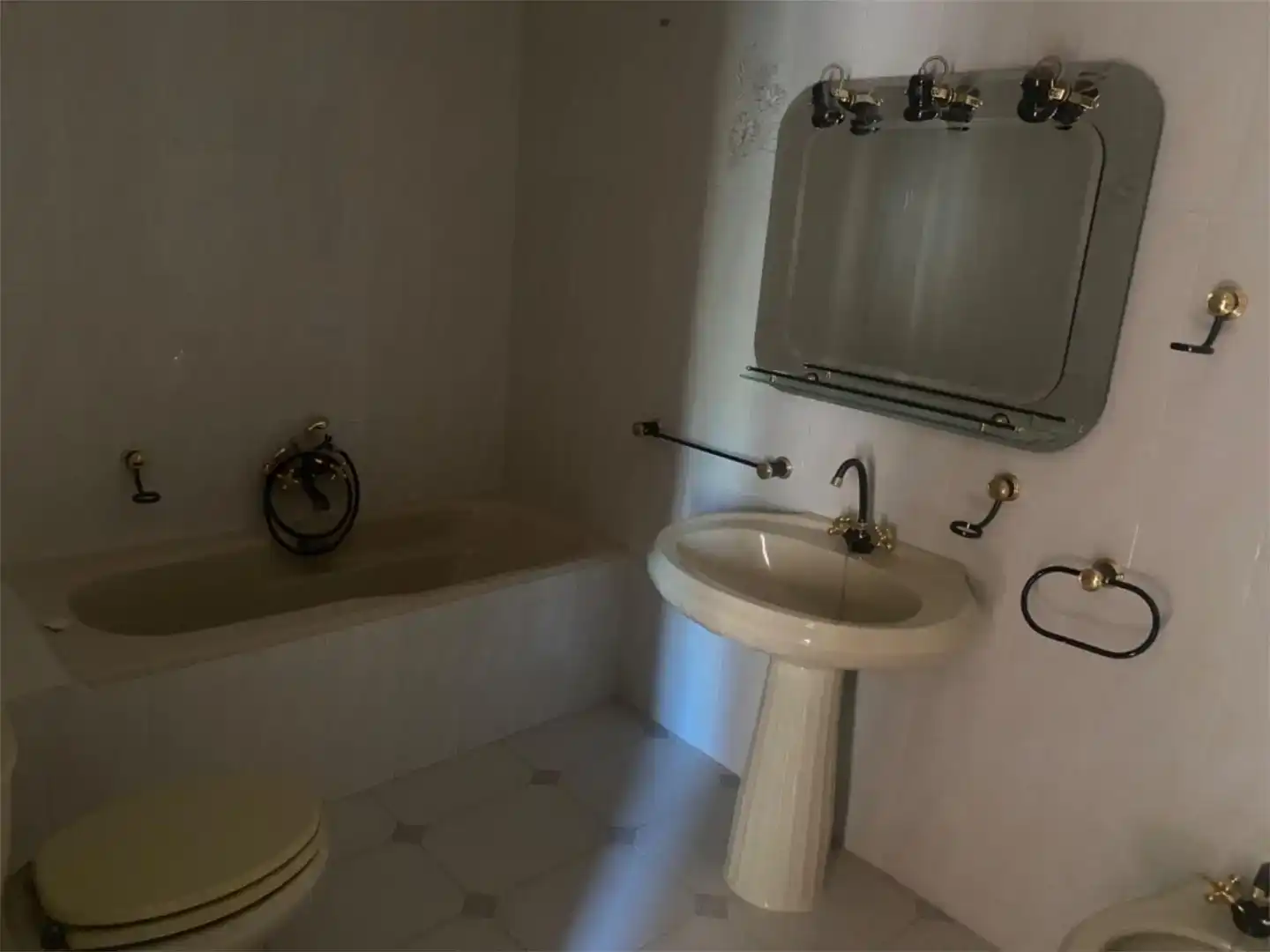 Bathroom of Flat for sale in Madrigal de las Altas Torres, Ávila