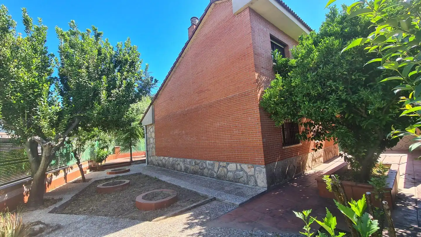 Exterior view of Houses for sale in La Adrada   with Private garden