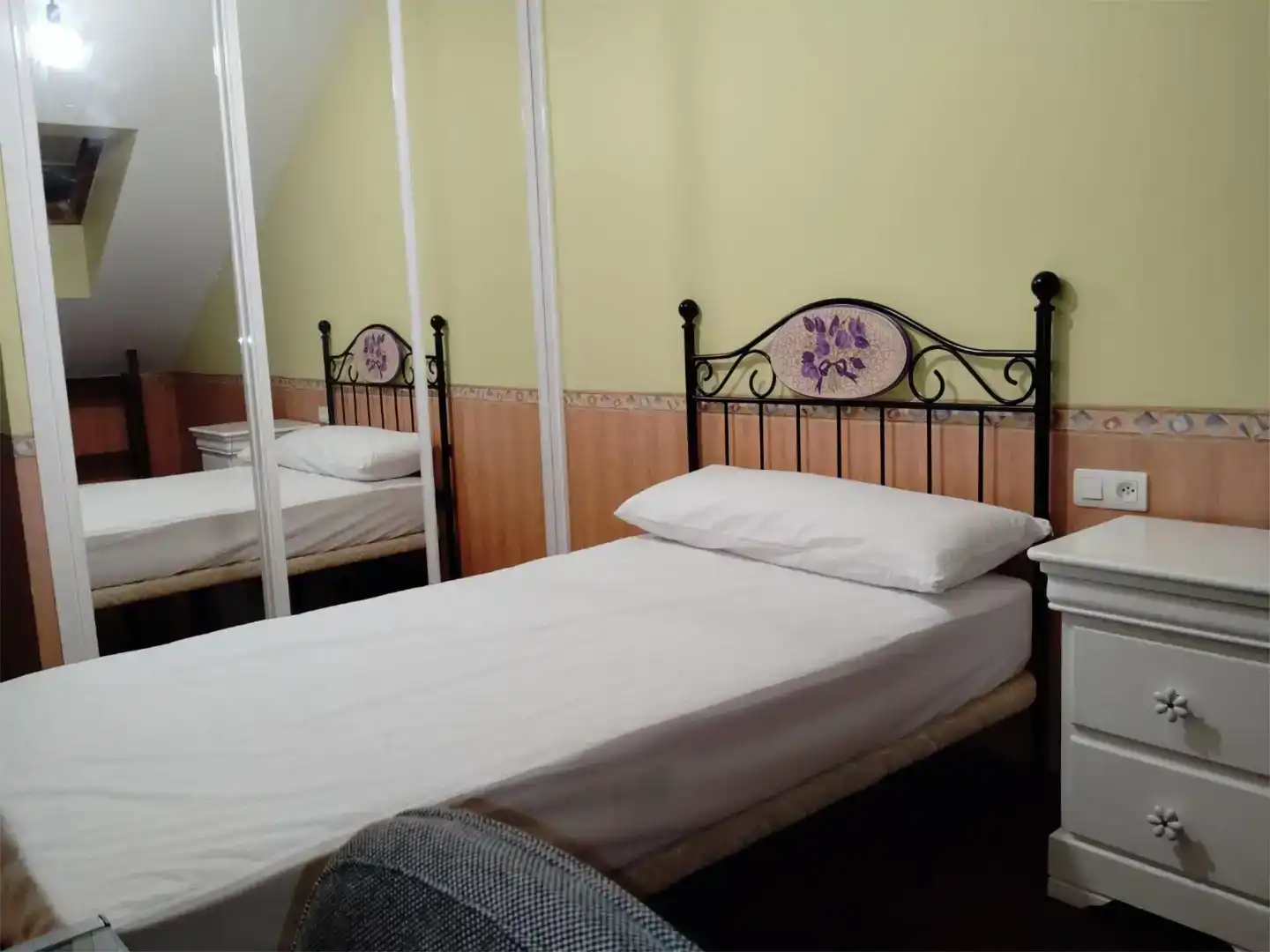 Schlafzimmer von Dachboden zur Miete in Pontevedra Capital  mit Parkett, Abstellraum und Möbliert