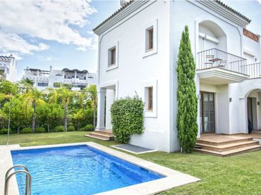 Casa con piscina en venta en Selwo