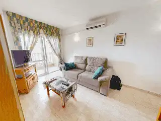 Sala d'estar de Pis en venda en Torrevieja amb Aire condicionat, Terrassa i Moblat