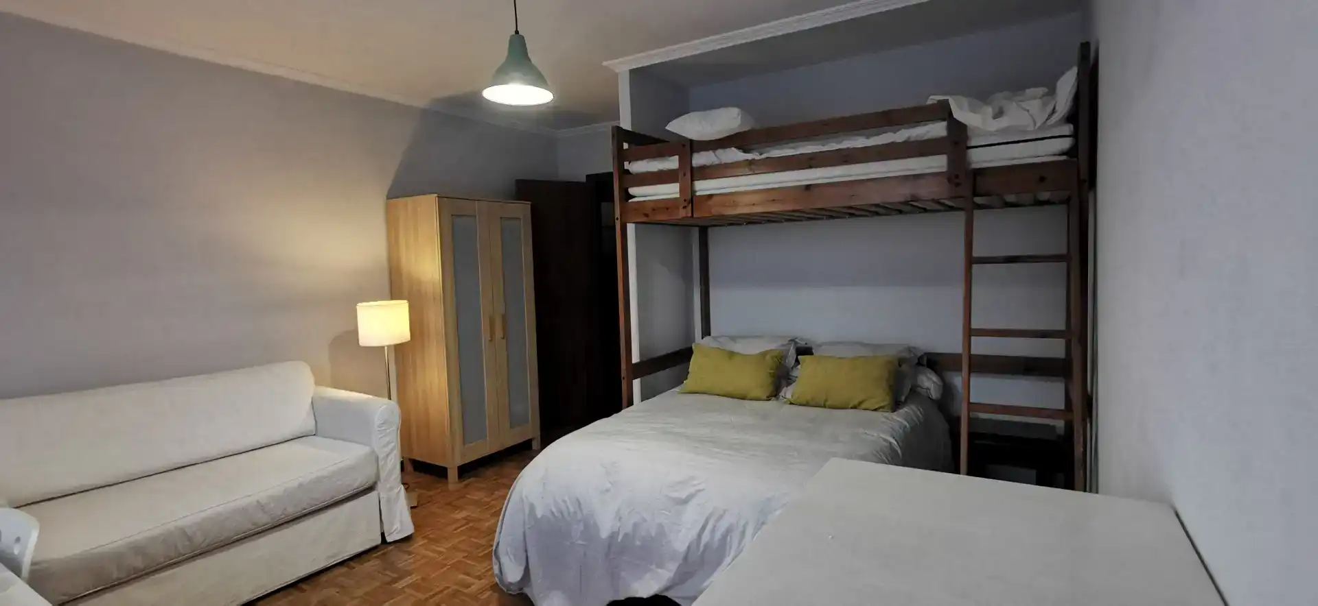 Dormitori de Casa o xalet en venda en Oroso amb Jardí privat, Parquet i Forn