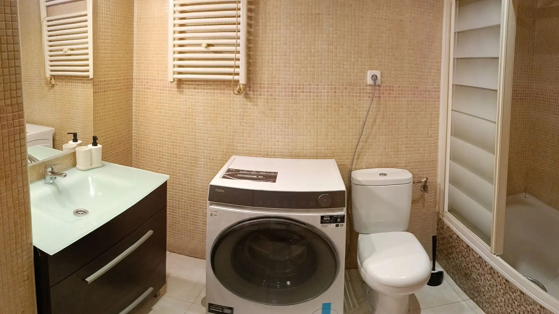 Badezimmer von Wohnung zur Miete in Madrid mit Klimaanlage und Heizung