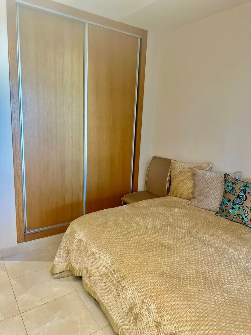 Habitación de Apartamento de alquiler en Estepona con Aire acondicionado, Terraza y Piscina