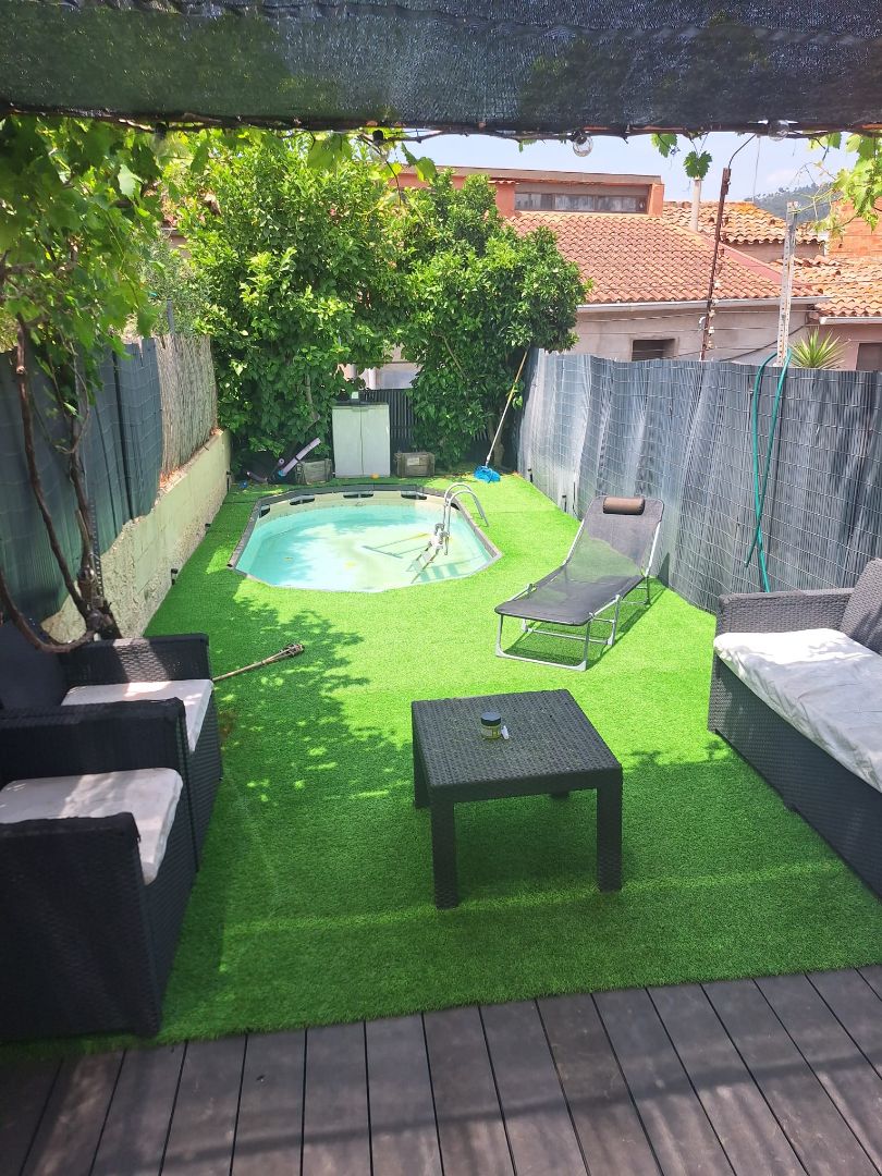 Piscina de Casa adosada en venda en Castellar del Vallès amb Aire condicionat, Calefacció i Jardí privat