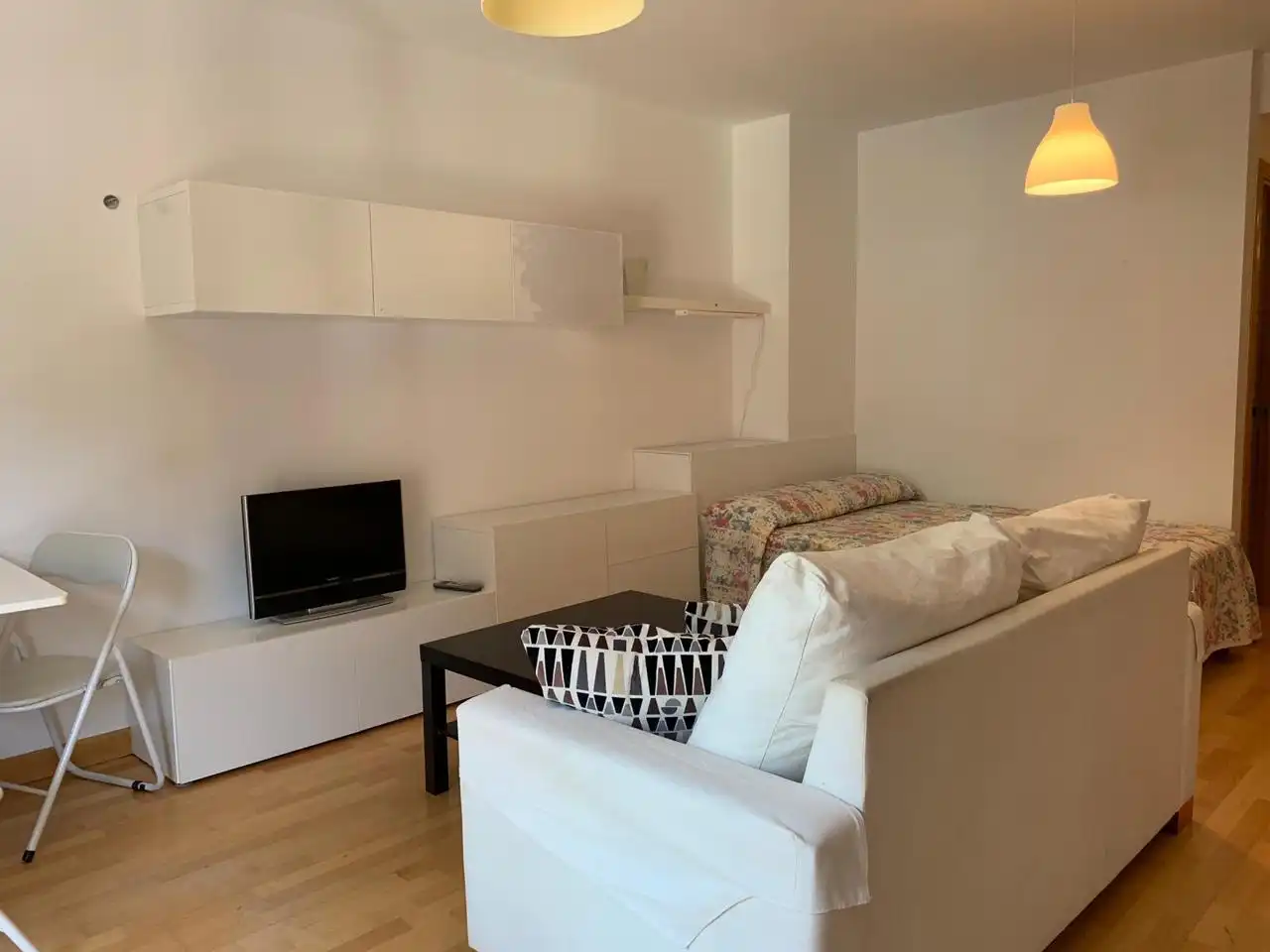 Sala d'estar de Estudi en venda en Pozuelo de Alarcón amb Aire condicionat, Calefacció i Moblat
