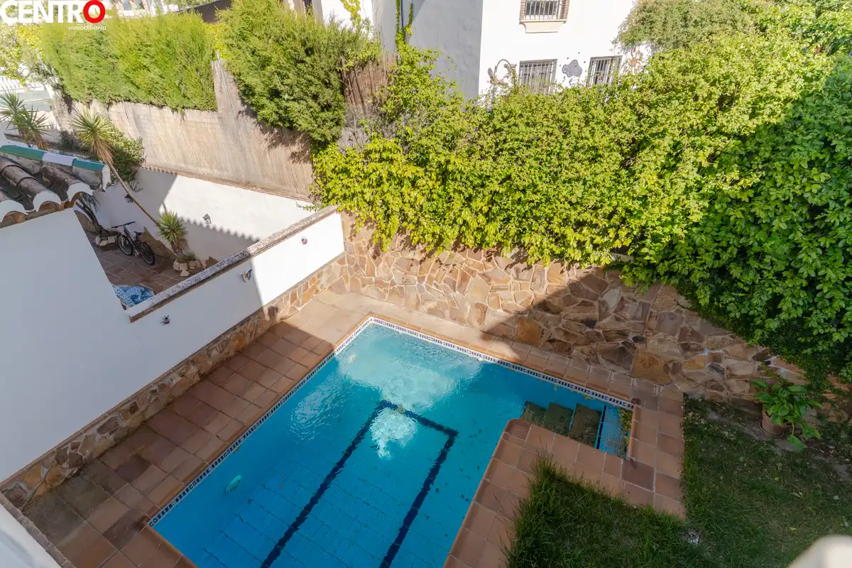 Piscina de Casa o chalet en venta en La Zubia con Aire acondicionado, Calefacción y Jardín privado