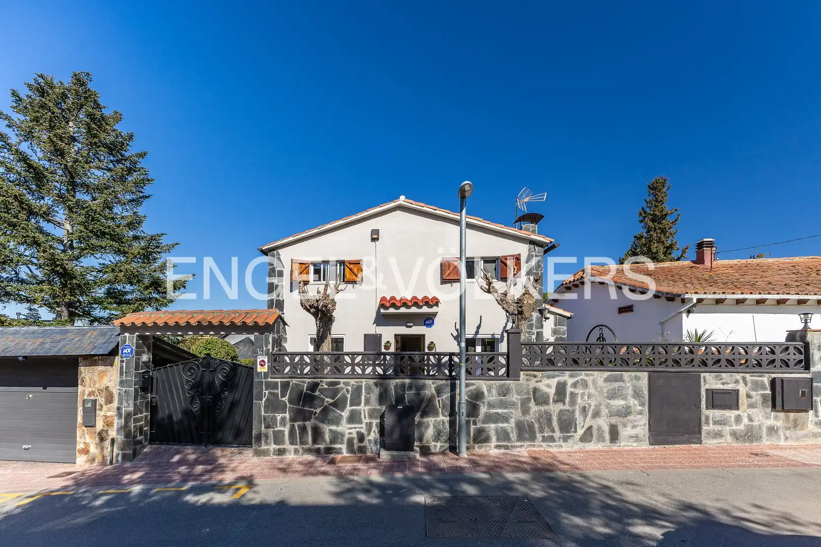 Exterior view of Houses for sale in Sant Cugat del Vallès  with Air Conditioner, Heating and Private garden